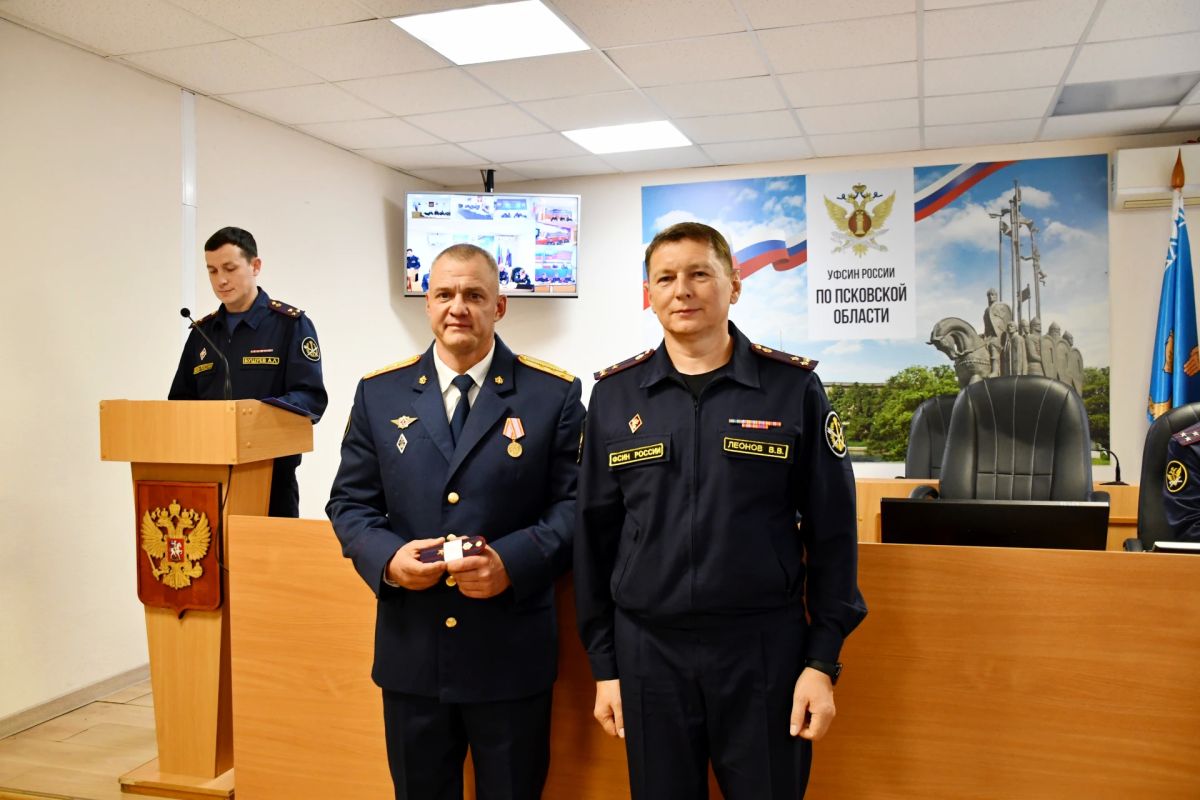 Сотрудникам УФСИН вручены погоны в связи с присвоением очередных специальных званий Сотрудникам УФСИН вручены погоны в связи с присвоением очередных специальных званий