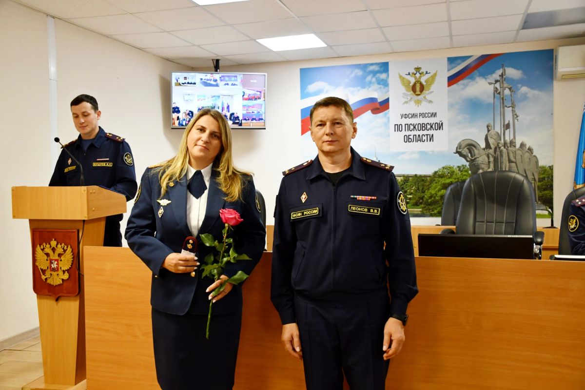 Сотрудникам УФСИН вручены погоны в связи с присвоением очередных специальных званий Сотрудникам УФСИН вручены погоны в связи с присвоением очередных специальных званий