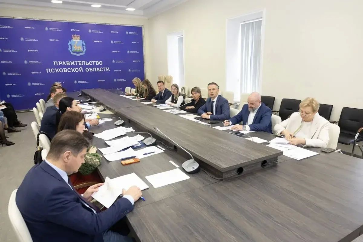 Михаил Ведерников: Перспективы развития цифровых региональных сервисов на платформе «Макс» обсудили на рабочем совещании с руководителями исполнительных органов Псковской области