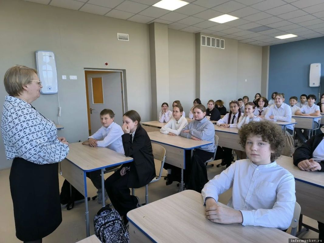 В Псковской области ввели дополнительные меры поддержки педагогов