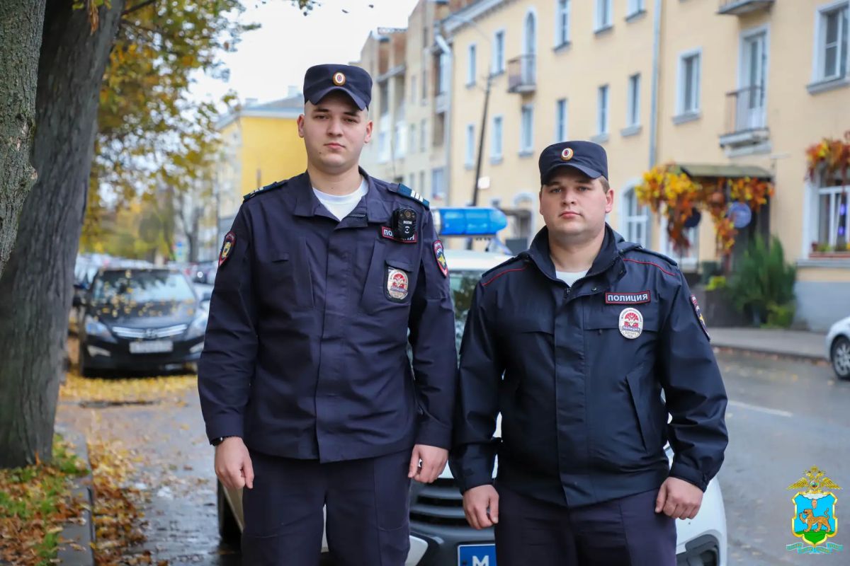 Псковские полицейские оперативно помогли добраться до медицинского учреждения мужчине с признаками инсульта Псковские полицейские оперативно помогли добраться до медицинского учреждения мужчине с признаками инсульта