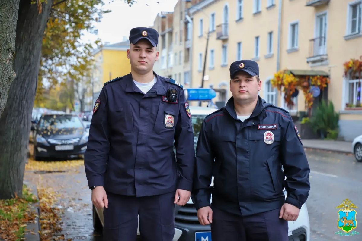 Псковские полицейские спасли жизнь мужчине с признаками инсульта