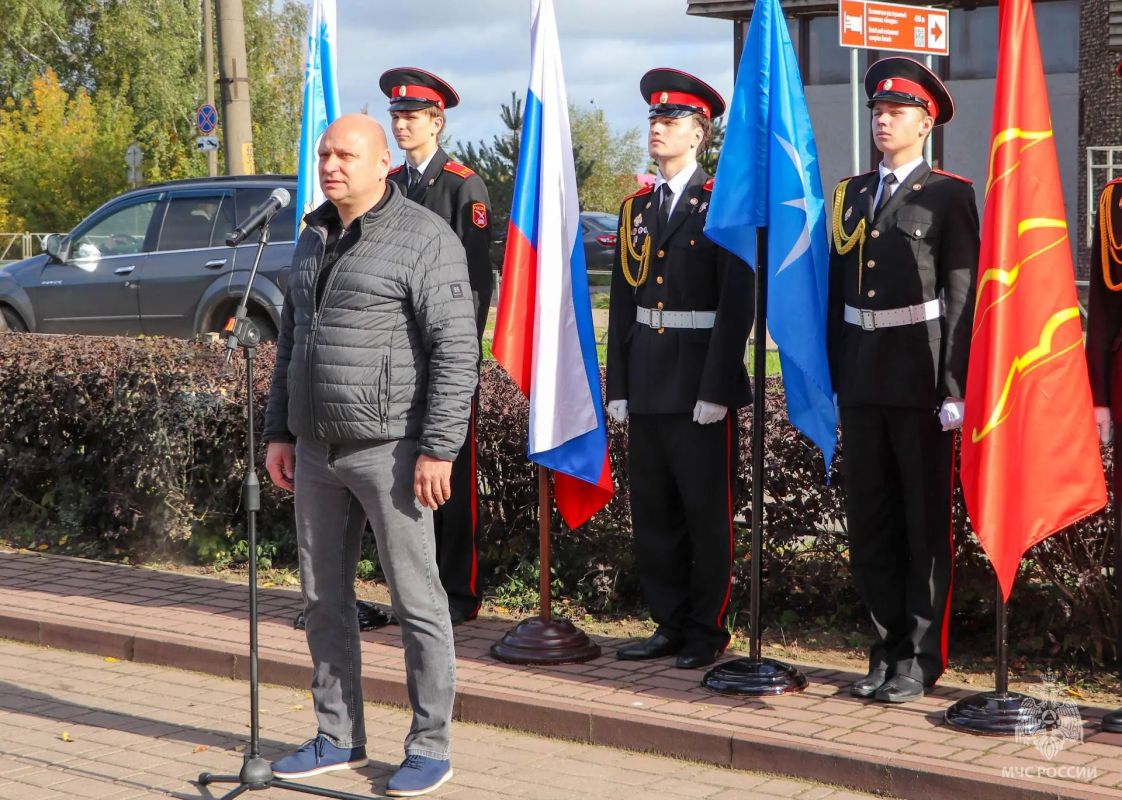 В Великих Луках появился мурал, посвященный сотрудникам МЧС России В Великих Луках появился мурал, посвященный сотрудникам МЧС России