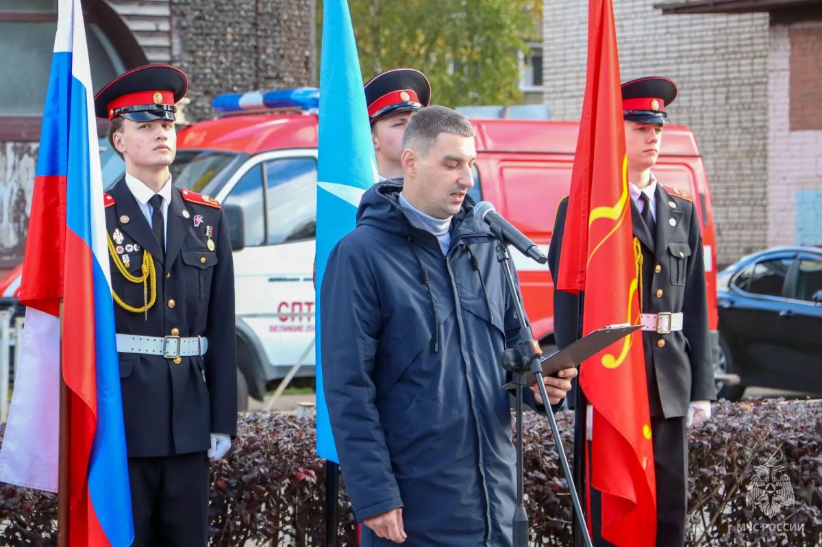 В Великих Луках появился мурал, посвященный сотрудникам МЧС России В Великих Луках появился мурал, посвященный сотрудникам МЧС России