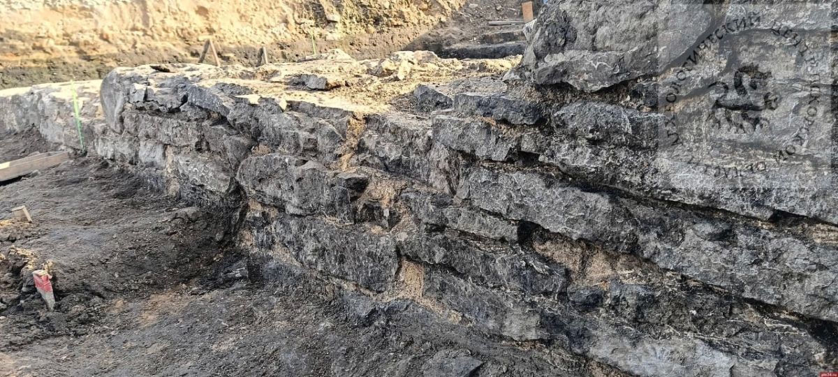 Привет из XIV века: в Пскове раскопали фрагмент легендарной древней стены посадника Бориса Привет из XIV века: в Пскове раскопали фрагмент легендарной древней стены посадника Бориса