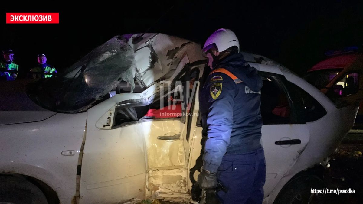 В Псковском районе, в деревне Логозовичи, водитель автомобиля Lada Granta, по предварительным данным, находившийся в состоянии алкогольного опьянения, допустил наезд на мачту освещения В Псковском районе, в деревне Логозовичи, водитель автомобиля Lada Granta, по предварительным данным, находившийся в состоянии алкогольного опьянения, допустил наезд на мачту освещения