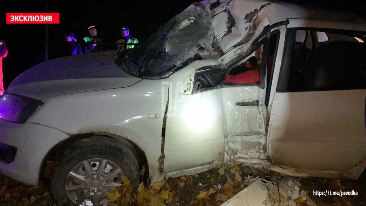 В Псковском районе, в деревне Логозовичи, водитель автомобиля Lada Granta, по предварительным данным, находившийся в состоянии алкогольного опьянения, допустил наезд на мачту освещения В Псковском районе, в деревне Логозовичи, водитель автомобиля Lada Granta, по предварительным данным, находившийся в состоянии алкогольного опьянения, допустил наезд на мачту освещения