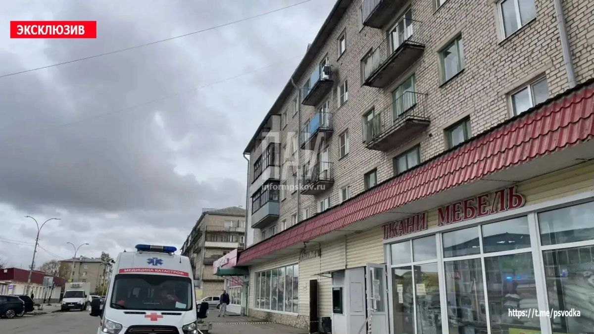 В Острове, на улице 1 Мая, мужчина 1977 года рождения упал с пятого этажа в ходе ремонта козырька балкона В Острове, на улице 1 Мая, мужчина 1977 года рождения упал с пятого этажа в ходе ремонта козырька балкона