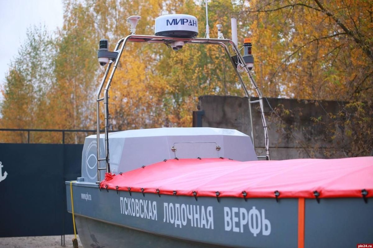 Безэкипажный катер готовят к испытаниям в акватории Псковского озера Безэкипажный катер готовят к испытаниям в акватории Псковского озера