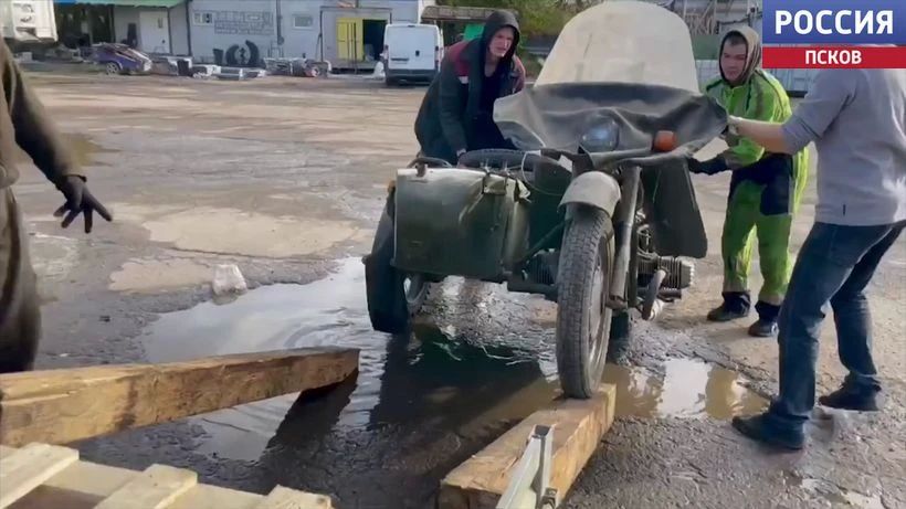 Псковский Народный фронт передал бойцам мотоцикл "Урал"