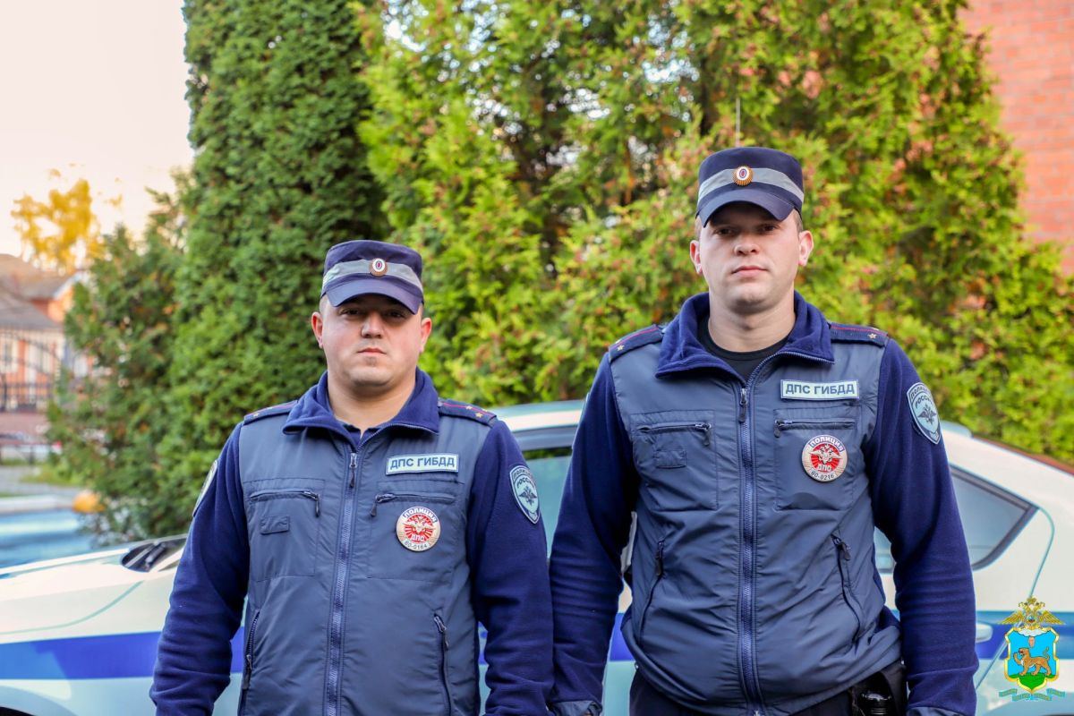 Псковские инспекторы спецроты ДПС оперативно помогли беременной женщине Псковские инспекторы спецроты ДПС оперативно помогли беременной женщине