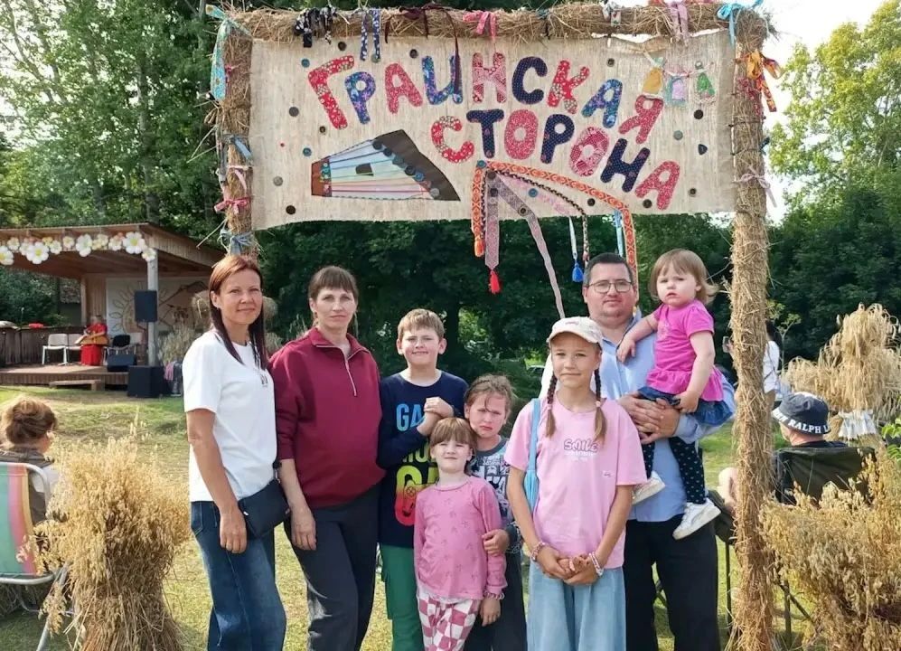 Семья Никиты и Кристины Прауст из Псковской области стали победителями всероссийского конкурса Семья года» в номинации «Многодетная семья» Семья Никиты и Кристины Прауст из Псковской области стали победителями всероссийского конкурса Семья года» в номинации «Многодетная семья»