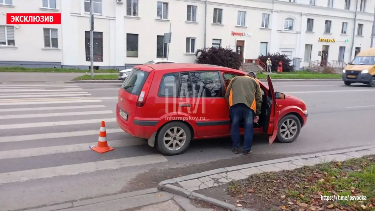 В Пскове на улице Яна Фабрициуса у дома № 4 водительница автомобиля Ford на нерегулируемом пешеходном переходе сбила В Пскове на улице Яна Фабрициуса у дома № 4 водительница автомобиля Ford на нерегулируемом пешеходном переходе сбила
