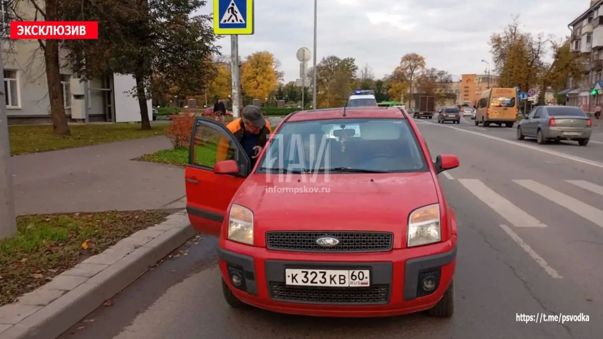 В Пскове на улице Яна Фабрициуса у дома № 4 водительница автомобиля Ford на нерегулируемом пешеходном переходе сбила В Пскове на улице Яна Фабрициуса у дома № 4 водительница автомобиля Ford на нерегулируемом пешеходном переходе сбила