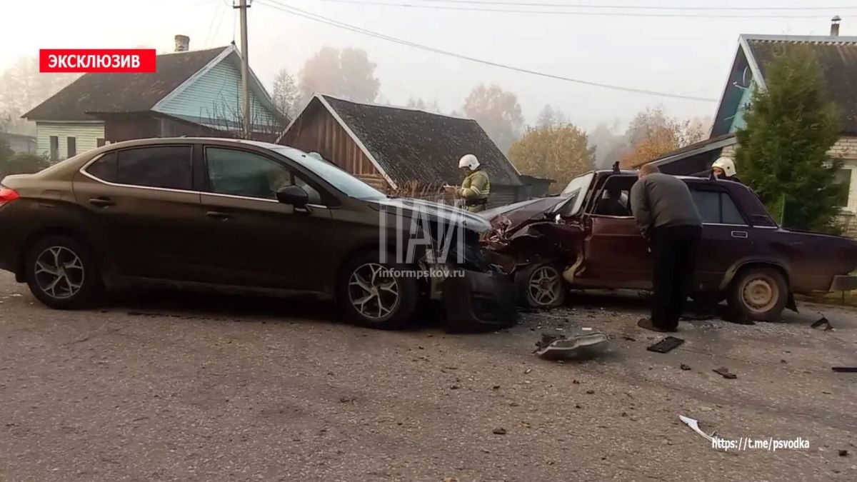 В Красногородске на улице Больничной у дома № 48 столкнулись ВАЗ-2107 и Citron В Красногородске на улице Больничной у дома № 48 столкнулись ВАЗ-2107 и Citron