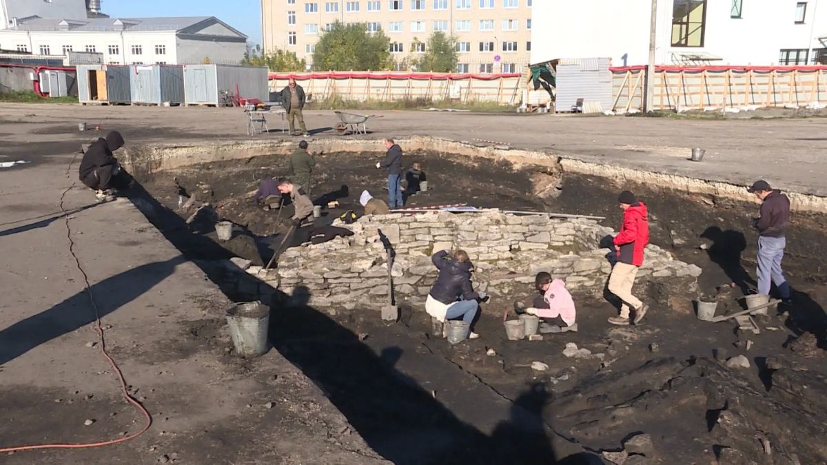 Что скрывал Старый рынок? В Пскове раскопали крепостную стену начала XIV века Что скрывал Старый рынок? В Пскове раскопали крепостную стену начала XIV века