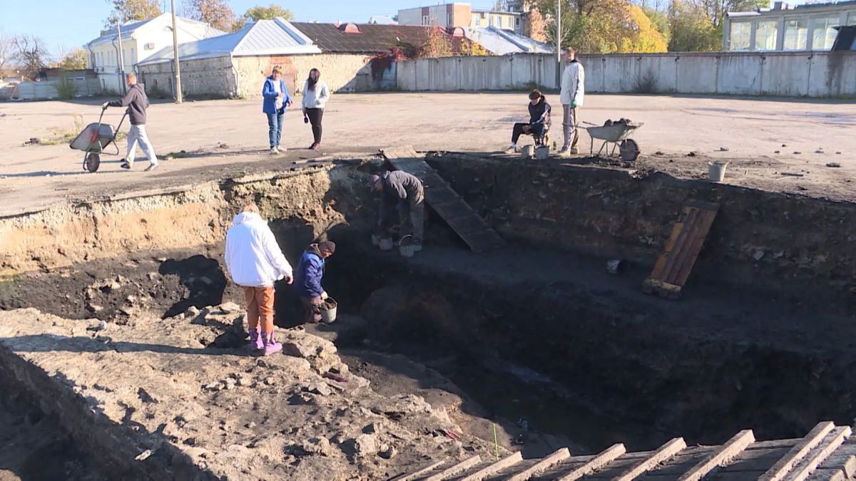 Что скрывал Старый рынок? В Пскове раскопали крепостную стену начала XIV века