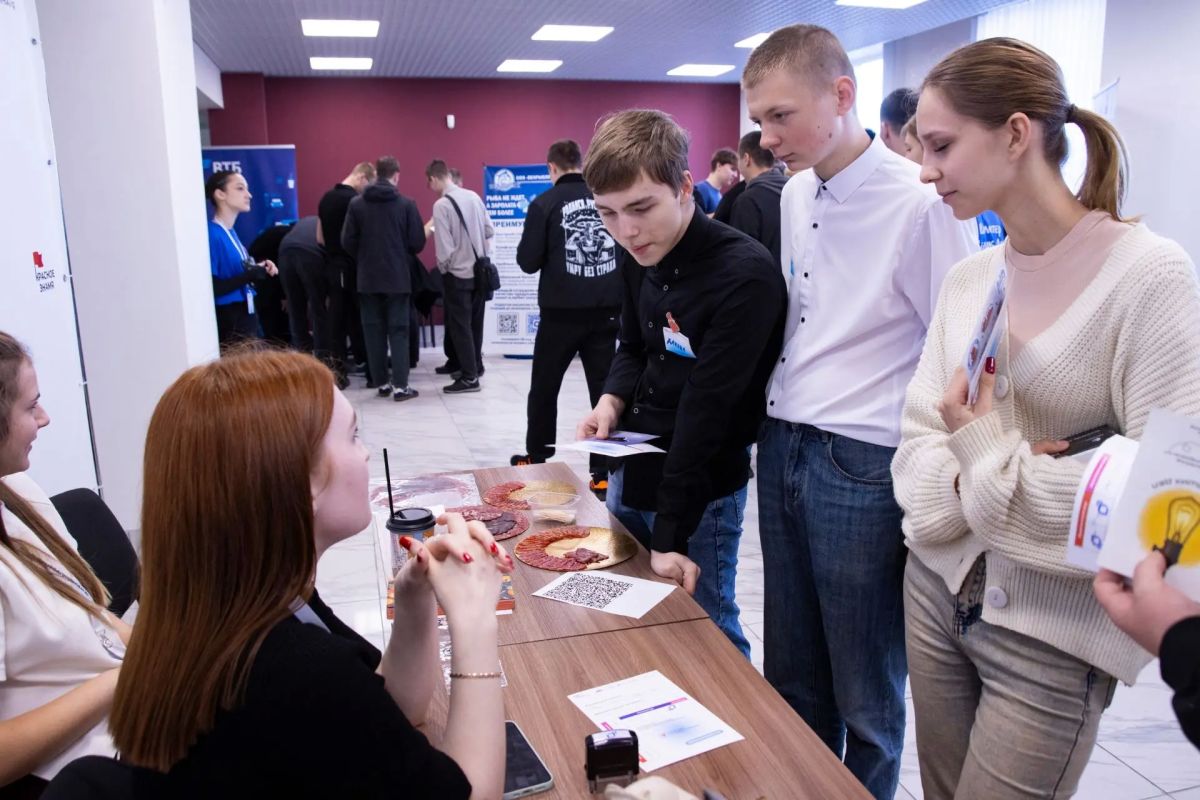 Расти в профессии, оставаясь дома: в Великих Луках прошёл День Профразвития Расти в профессии, оставаясь дома: в Великих Луках прошёл День Профразвития