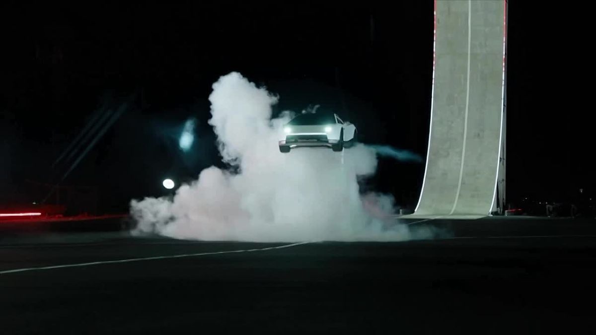 Tesla представила летающий электрокар Компания показала новый Tesla Roadster, который разгоняется до 97 км/ч всего за 0,81 секунды и способен отрываться от земли