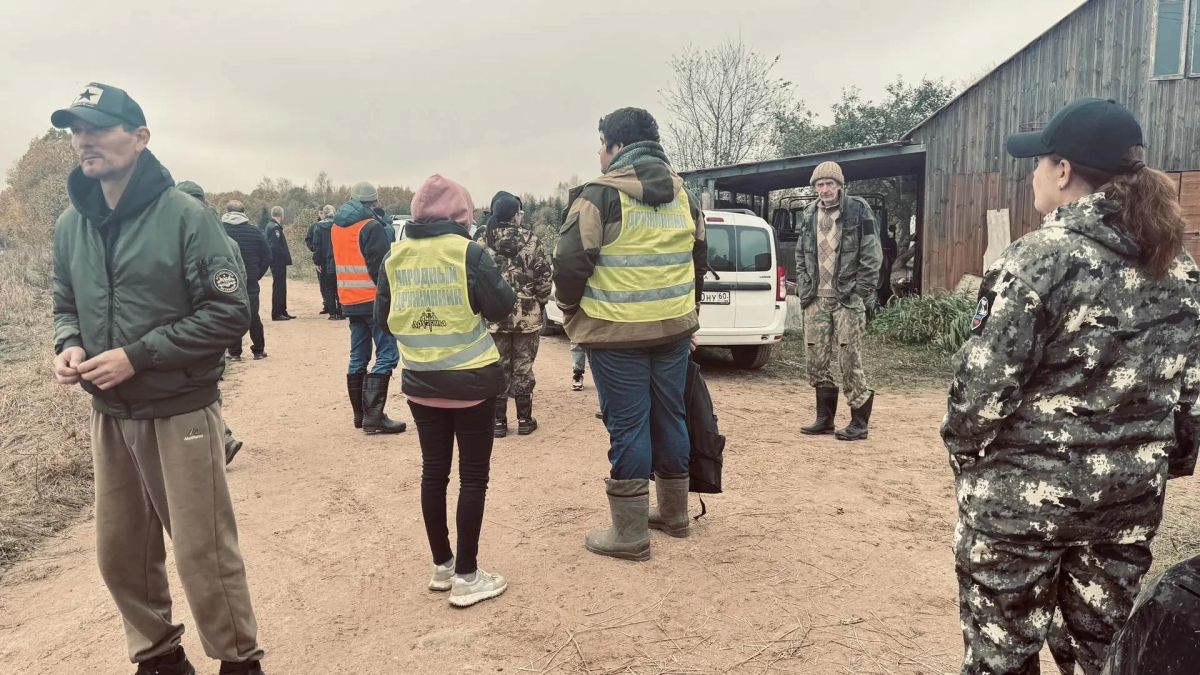 В поисках пропавшей девочки принимали участие поисково-спасательный отряд «ЛизаАлерт», АНО «Дружина», волонтёры, сотрудники администрации Печорского округа и глава округа Валерий Зайцев В поисках пропавшей девочки принимали участие поисково-спасательный отряд «ЛизаАлерт», АНО «Дружина», волонтёры, сотрудники администрации Печорского округа и глава округа Валерий Зайцев