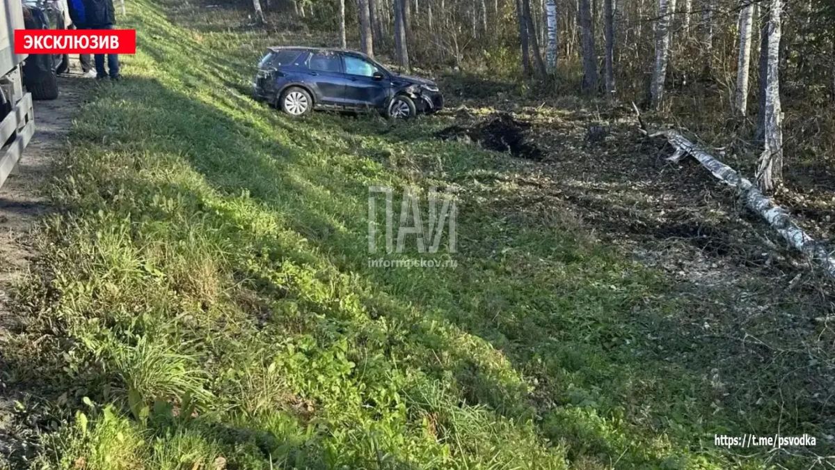 В Плюсском районе Land Rover опрокинулся в кювет