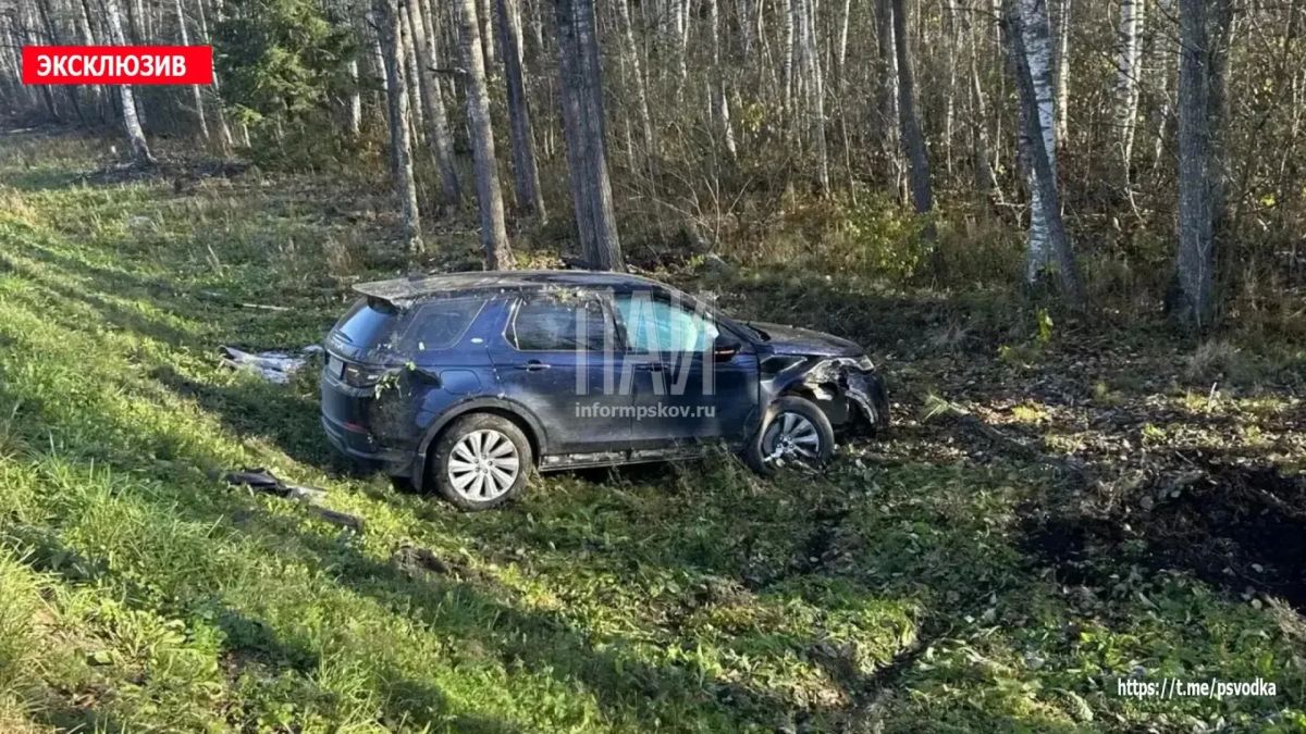 В Плюсском районе Land Rover опрокинулся в кювет В Плюсском районе Land Rover опрокинулся в кювет