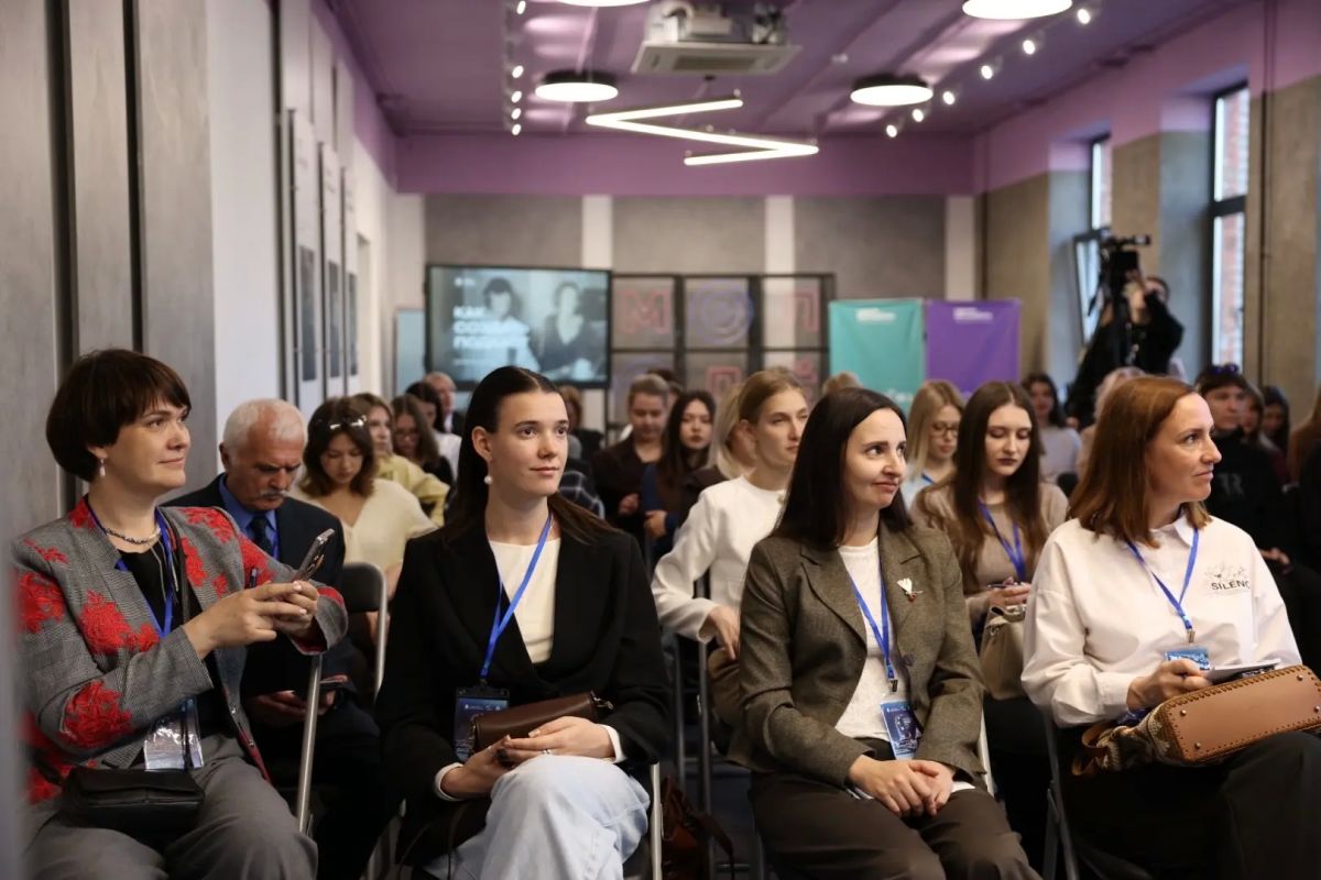 Тренинг-интенсив «Создание подкастов» проводит лектор Российского общества «Знание», член Союза журналистов России, главный редактор СИ «Умная Россия» Вячеслав Суханов в псковском Доме молодёжи Тренинг-интенсив «Создание подкастов» проводит лектор Российского общества «Знание», член Союза журналистов России, главный редактор СИ «Умная Россия» Вячеслав Суханов в псковском Доме молодёжи