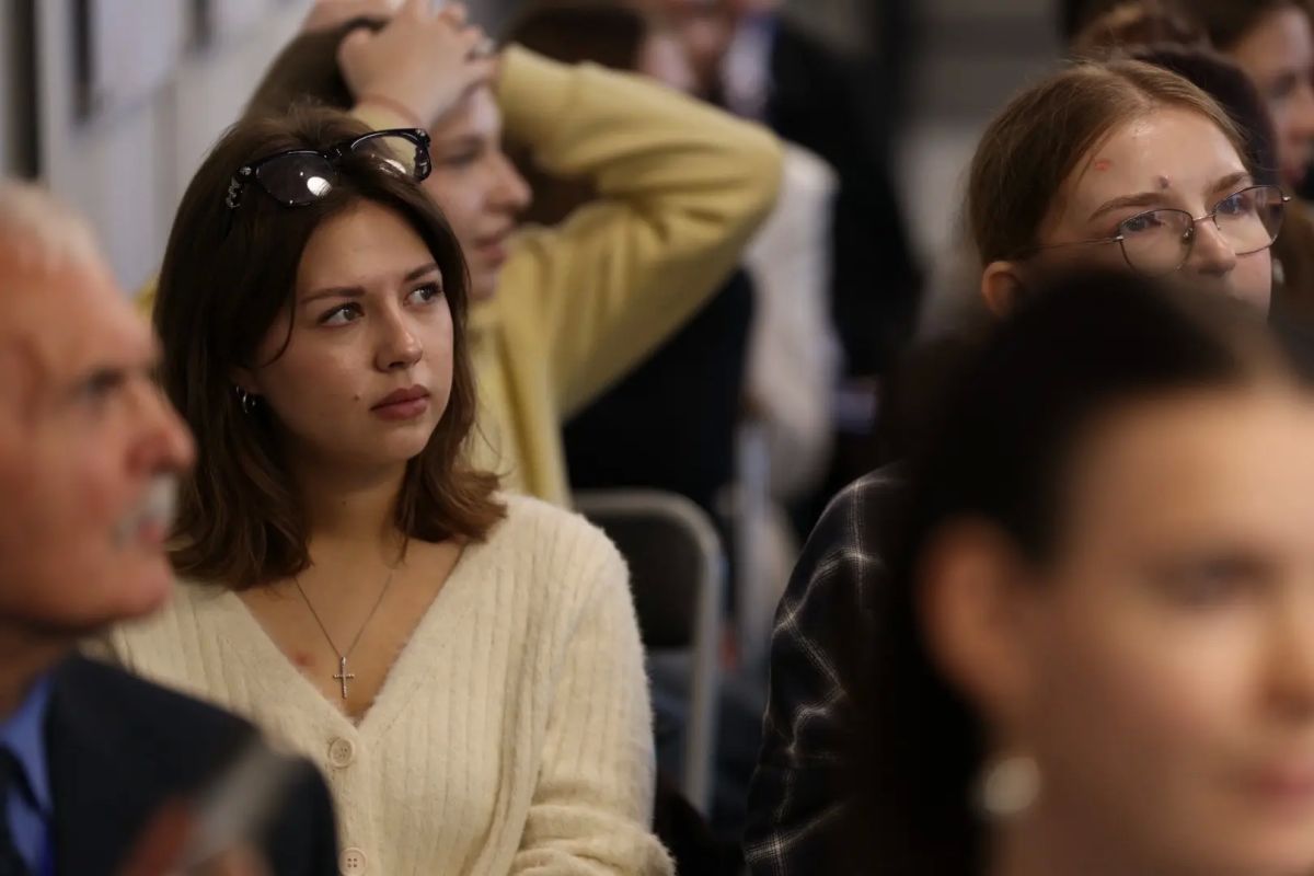 Тренинг-интенсив «Создание подкастов» проводит лектор Российского общества «Знание», член Союза журналистов России, главный редактор СИ «Умная Россия» Вячеслав Суханов в псковском Доме молодёжи Тренинг-интенсив «Создание подкастов» проводит лектор Российского общества «Знание», член Союза журналистов России, главный редактор СИ «Умная Россия» Вячеслав Суханов в псковском Доме молодёжи