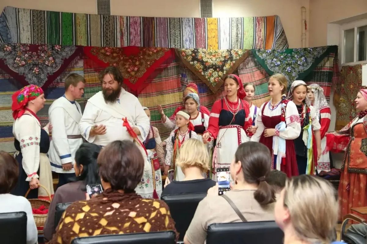 Премьерный показ уникальной постановки «Сад», посвященной Году единства народов России, состоялся в Псковском областном центре народного творчества Премьерный показ уникальной постановки «Сад», посвященной Году единства народов России, состоялся в Псковском областном центре народного творчества