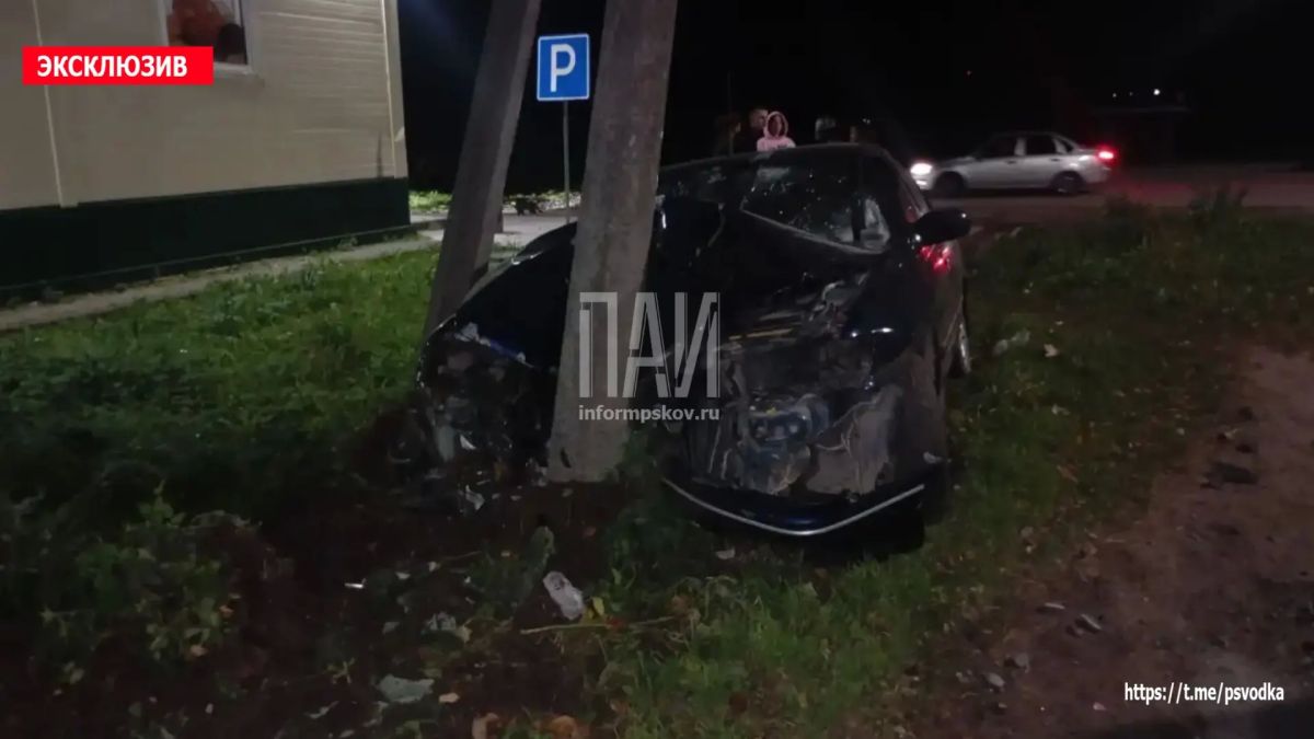 В Псковском районе, в деревне Похвальщина у дома 1в, водитель автомобиля, по предварительным данным, находившийся в состоянии алкогольного опьянения, совершил наезд на пешехода и столкновение с опорой ЛЭП