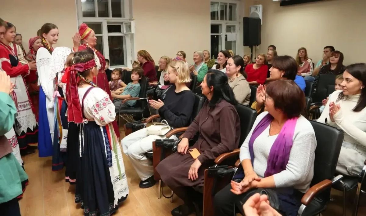 Премьерный показ уникальной постановки «Сад», посвященной Году единства народов России, состоялся в Псковском областном центре народного творчества Премьерный показ уникальной постановки «Сад», посвященной Году единства народов России, состоялся в Псковском областном центре народного творчества