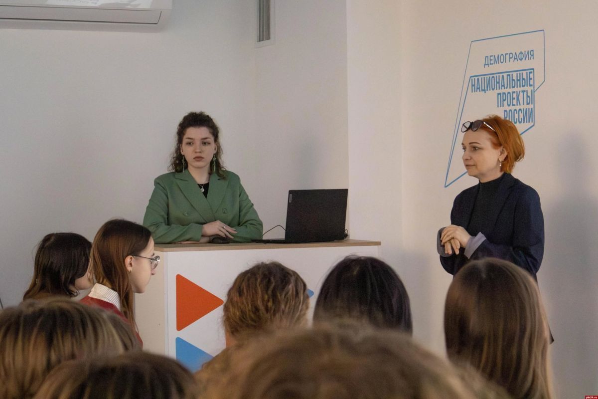 «От теста к выбору»: как Псковский кадровый центр помогает школьникам выбрать путь «От теста к выбору»: как Псковский кадровый центр помогает школьникам выбрать путь