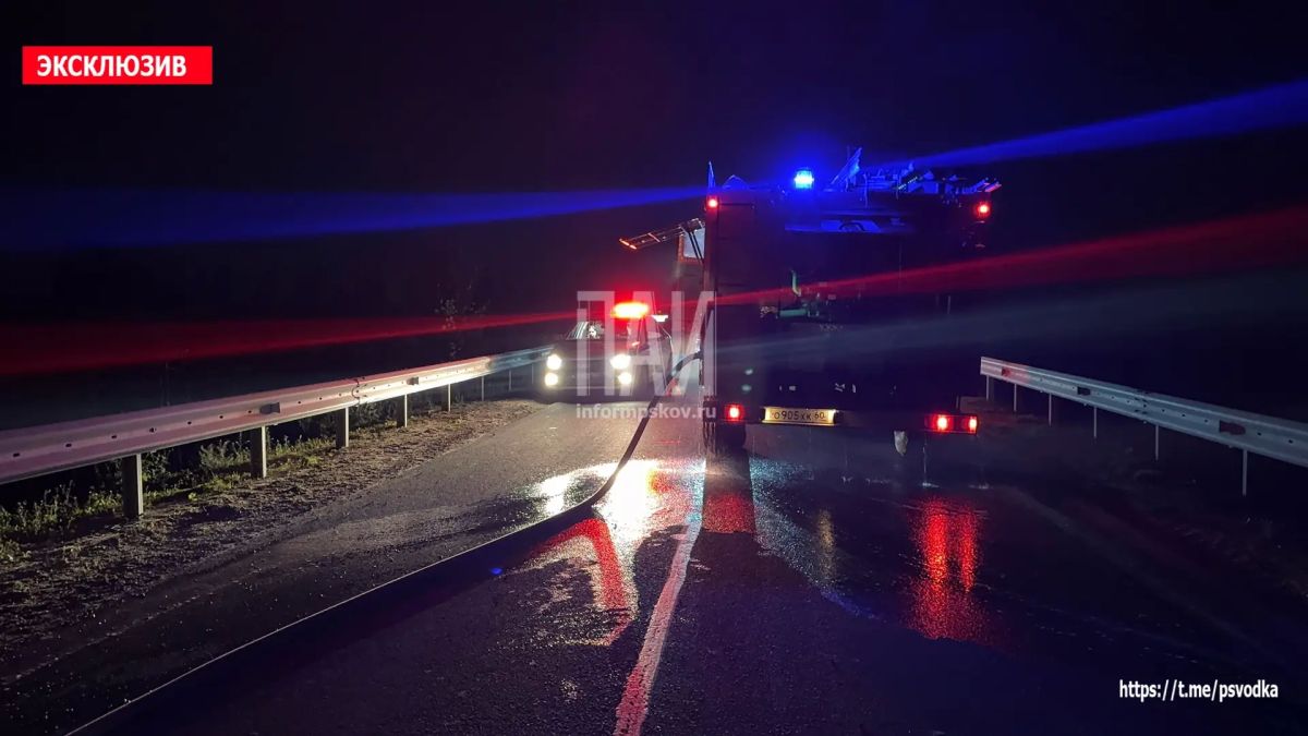 В Печорском районе, у деревни Копаницы, водитель автомобиля BMW X3 не справилась с управлением и задела дорожное ограждение, после чего произошло возгорание автомобиля В Печорском районе, у деревни Копаницы, водитель автомобиля BMW X3 не справилась с управлением и задела дорожное ограждение, после чего произошло возгорание автомобиля
