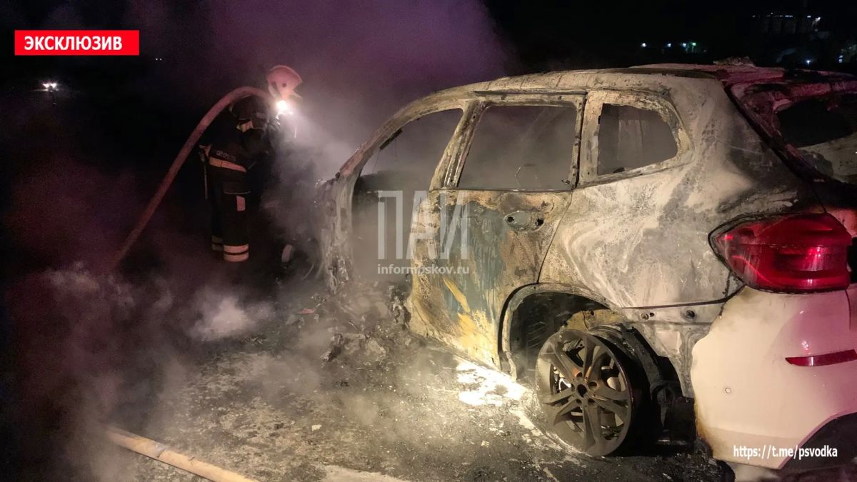 В Печорском районе, у деревни Копаницы, водитель автомобиля BMW X3 не справилась с управлением и задела дорожное ограждение, после чего произошло возгорание автомобиля В Печорском районе, у деревни Копаницы, водитель автомобиля BMW X3 не справилась с управлением и задела дорожное ограждение, после чего произошло возгорание автомобиля