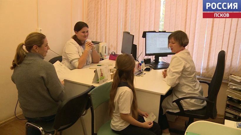 Четыре медработника пополнили штат Псковской детской поликлиники