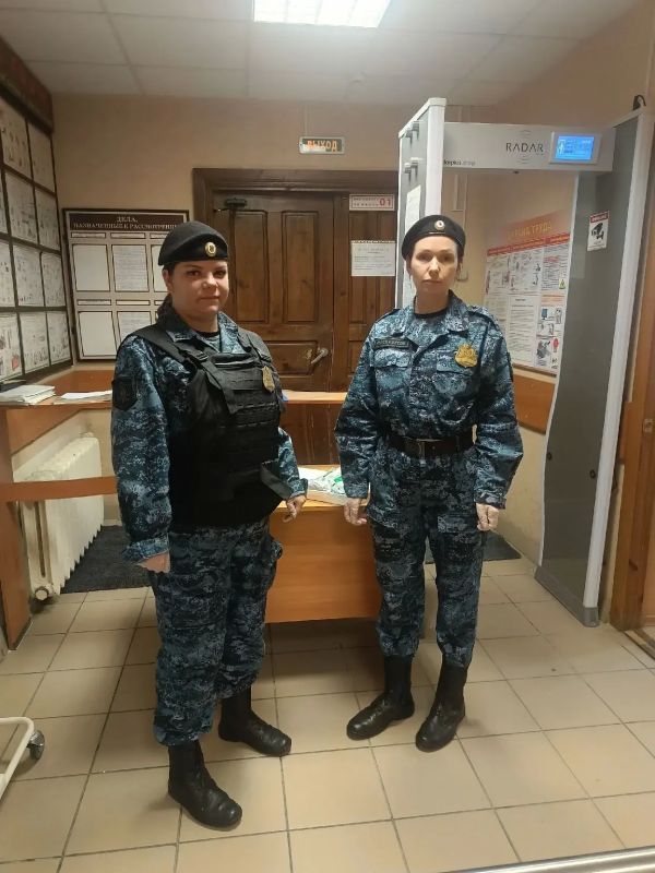 Псковские приставы помогли рабочему, травмировавшему руку болгаркой в суде