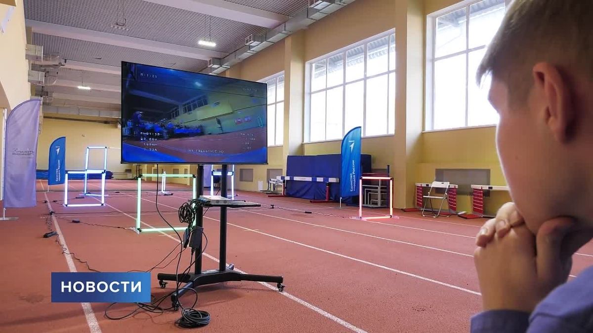 В зале стадиона «Машиностроитель» в Пскове стоит высокий гул моторов