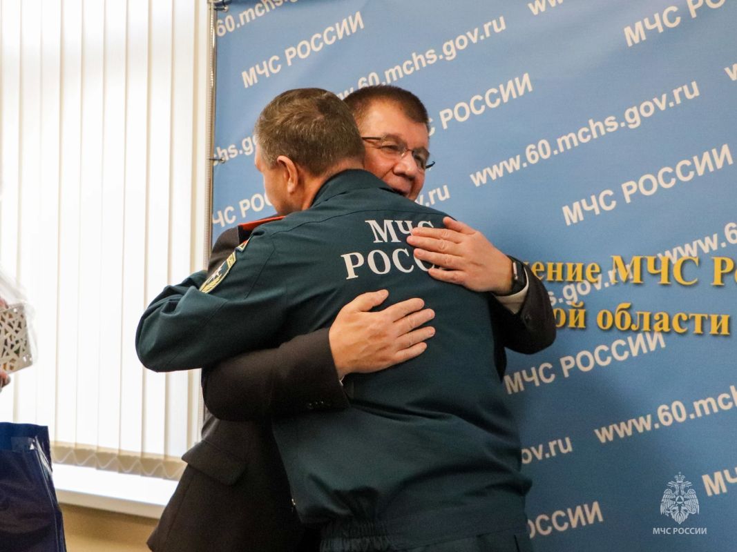 Поздравляем с юбилеем!. Сегодня коллектив Главного управления МЧС России по Псковской области поздравил с 60-летним юбилеем заслуженного спасателя Российской Федерации, генерал-майора внутренней службы в отставке Филимонова... Поздравляем с юбилеем!. Сегодня коллектив Главного управления МЧС России по Псковской области поздравил с 60-летним юбилеем заслуженного спасателя Российской Федерации, генерал-майора внутренней службы в отставке Филимонова...
