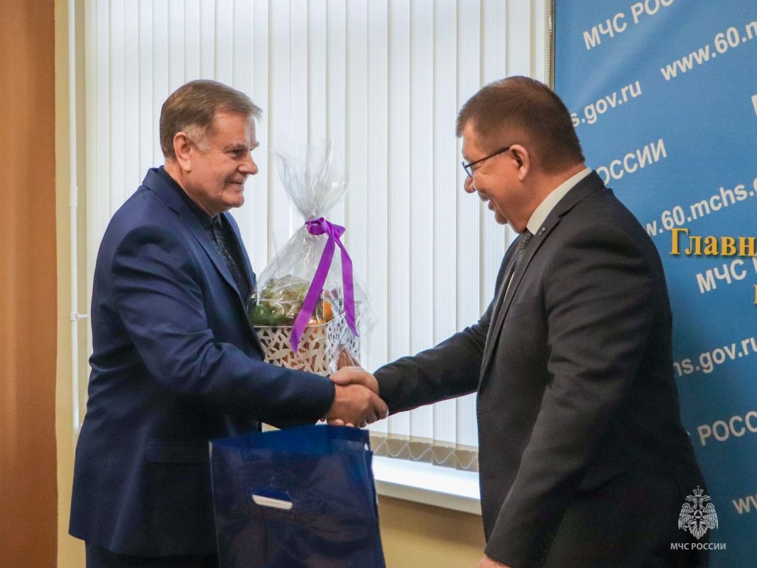 Поздравляем с юбилеем!. Сегодня коллектив Главного управления МЧС России по Псковской области поздравил с 60-летним юбилеем заслуженного спасателя Российской Федерации, генерал-майора внутренней службы в отставке Филимонова... Поздравляем с юбилеем!. Сегодня коллектив Главного управления МЧС России по Псковской области поздравил с 60-летним юбилеем заслуженного спасателя Российской Федерации, генерал-майора внутренней службы в отставке Филимонова...