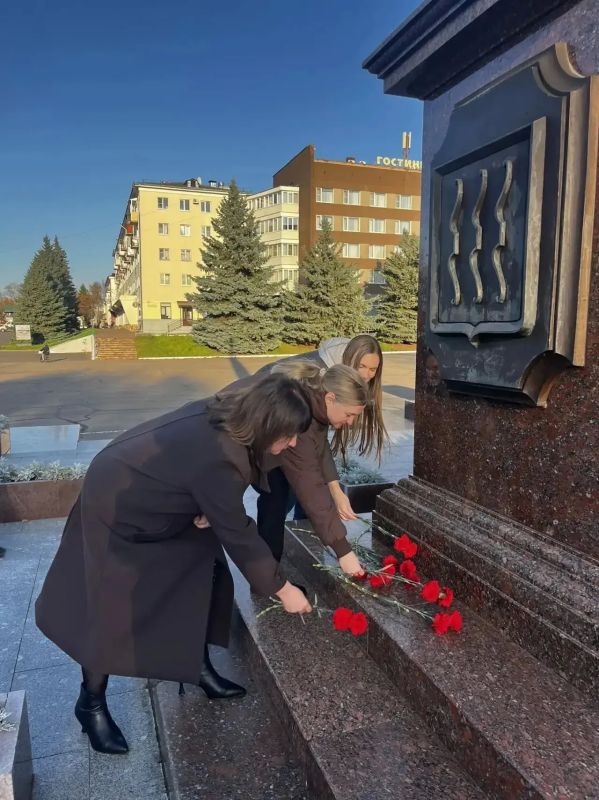 28 октября, в день 17-й годовщины присвоения Великим Лукам почётного звания «Город воинской славы», сотрудники отдела N 1 Управления Федерального казначейства по Псковской области возложили цветы к памятной стеле и Вечному... 28 октября, в день 17-й годовщины присвоения Великим Лукам почётного звания «Город воинской славы», сотрудники отдела N 1 Управления Федерального казначейства по Псковской области возложили цветы к памятной стеле и Вечному...
