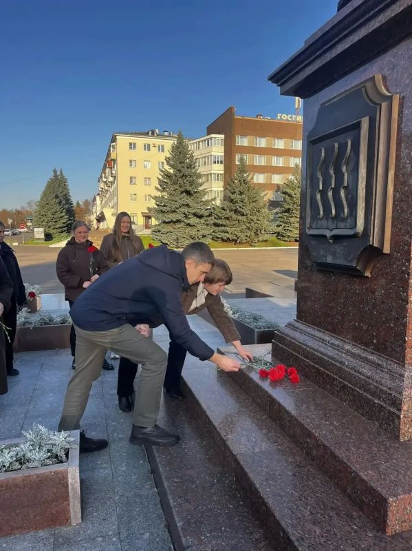 28 октября, в день 17-й годовщины присвоения Великим Лукам почётного звания «Город воинской славы», сотрудники отдела N 1 Управления Федерального казначейства по Псковской области возложили цветы к памятной стеле и Вечному... 28 октября, в день 17-й годовщины присвоения Великим Лукам почётного звания «Город воинской славы», сотрудники отдела N 1 Управления Федерального казначейства по Псковской области возложили цветы к памятной стеле и Вечному...