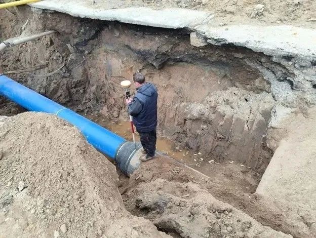 В Великих Луках продолжаются работы по реконструкции аварийных участков кольцевого водовода — от дома № 43 по улице Заводской до проспекта Октябрьского В Великих Луках продолжаются работы по реконструкции аварийных участков кольцевого водовода — от дома № 43 по улице Заводской до проспекта Октябрьского
