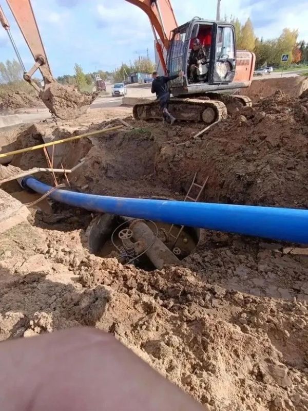 В Великих Луках продолжаются работы по реконструкции аварийных участков кольцевого водовода — от дома № 43 по улице Заводской до проспекта Октябрьского В Великих Луках продолжаются работы по реконструкции аварийных участков кольцевого водовода — от дома № 43 по улице Заводской до проспекта Октябрьского