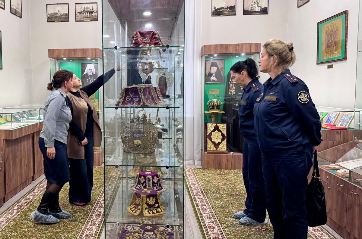 С экспозицией Музея церковной истории Великолукского епархиального управления ознакомились сотрудники УИИ и СИЗО-2 С экспозицией Музея церковной истории Великолукского епархиального управления ознакомились сотрудники УИИ и СИЗО-2