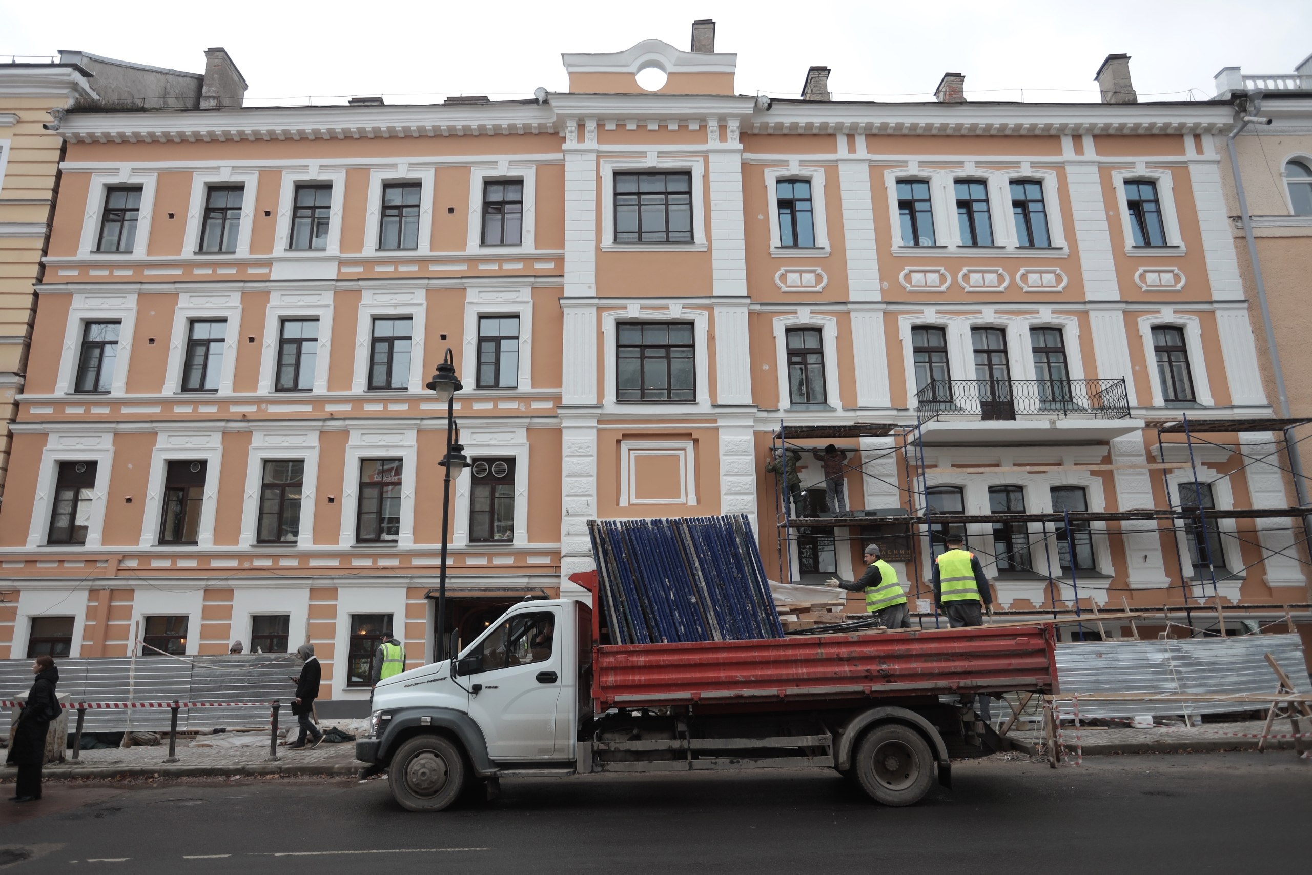 Последние штрихи. В Пскове уже совсем скоро завершится реставрация фасада здания, в котором жил Ленин